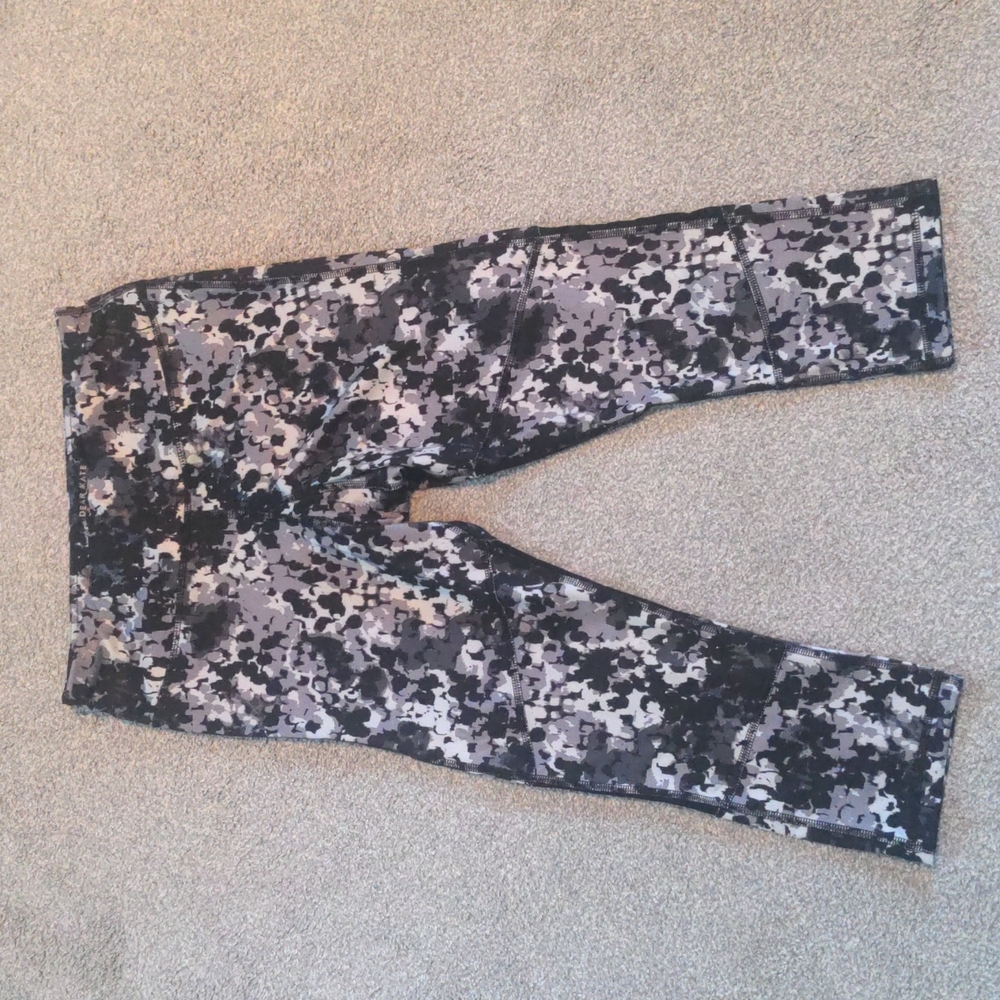 Dear Kate black/white/gray print cropped leggings